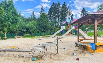Klein huis uitzicht op de rivier 3