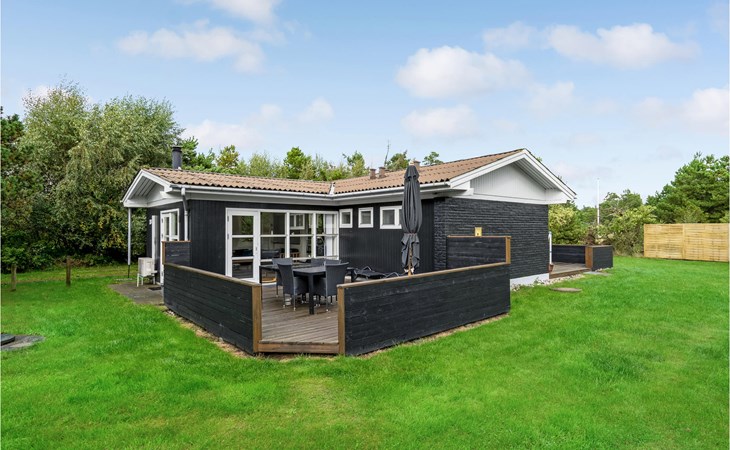 Beautiful home in Blåvand with WiFi 1