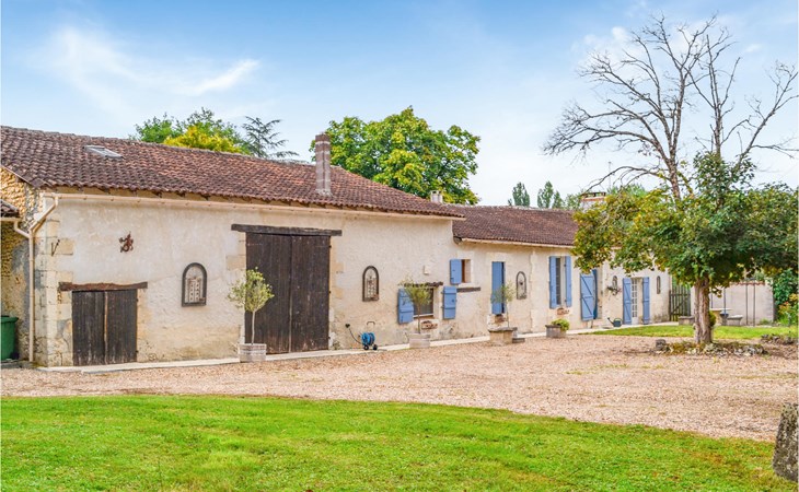 Nice home in Bourg du bost with WiFi 1