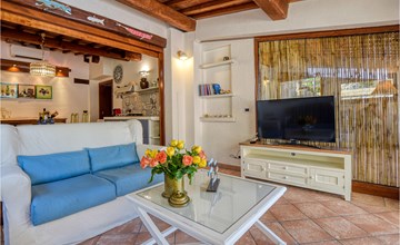 Awesome home in Castiglione della Pesc 3