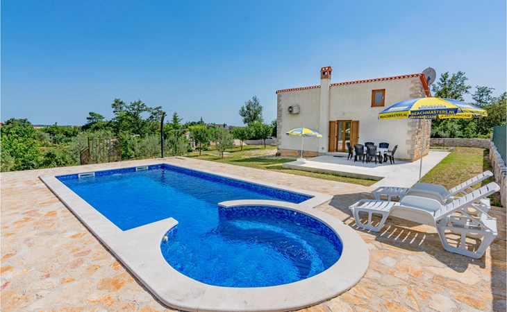 Beautiful home in Zminj with kitchen 1