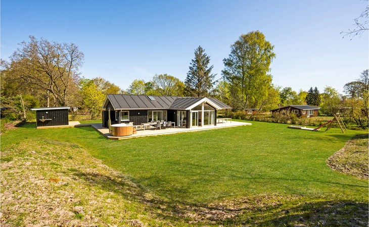6 bedroom nice home in Glesborg 1