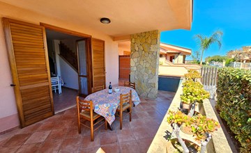 Helle mediterrane Villa mit Veranda und Garten 2