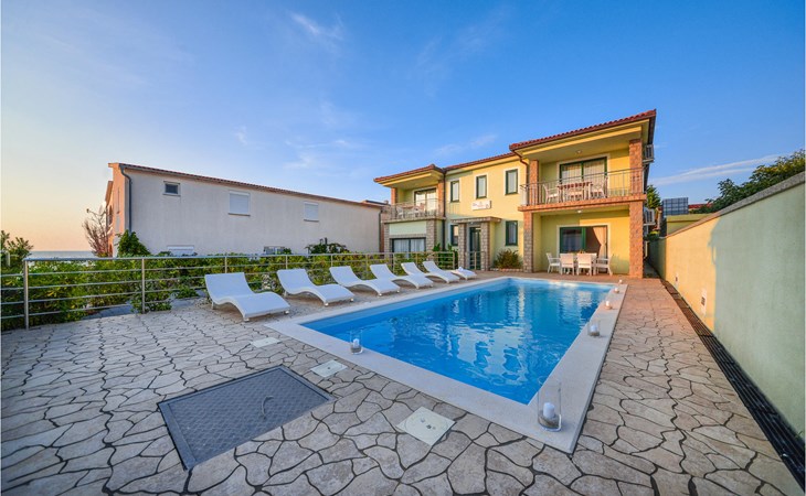 7 bedroom cozy home in Vir 1