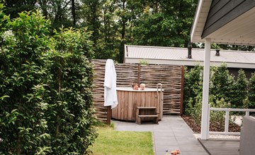 4-person Cottage Hot Tub 2