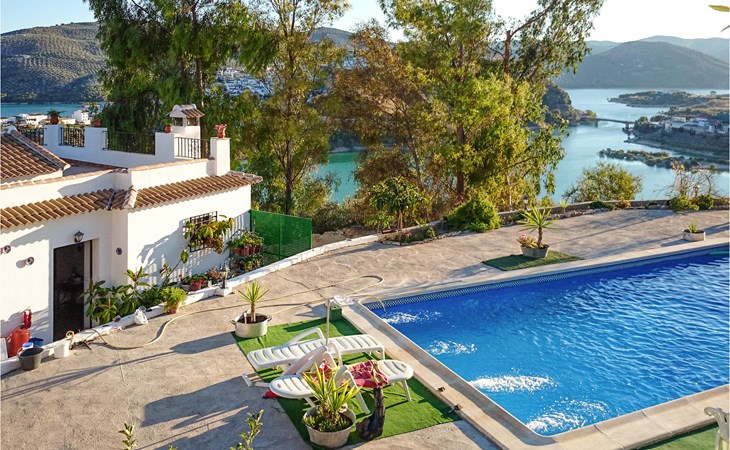 4 bedroom stunning home in Iznajar 1
