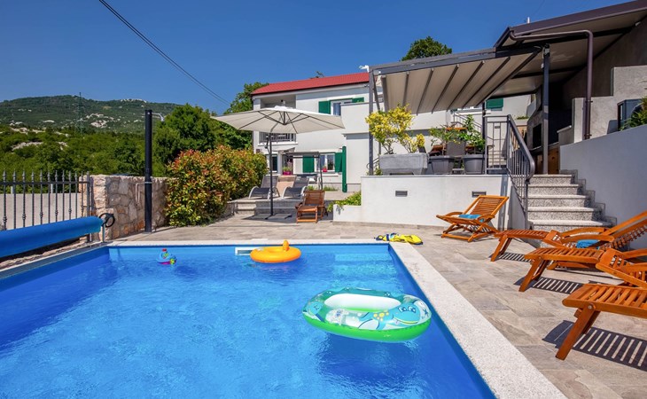 Villa LETICIJA - Luxusvilla mit beheiztem Pool, Sauna, Fitness & Grillplatz in 1