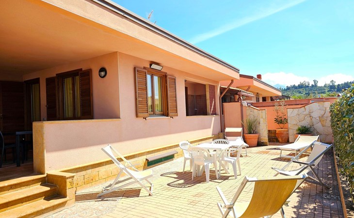 Helle mediterrane Villa mit Veranda und Garten 1