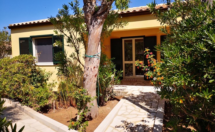 Schöner, neuer und zentraler Bungalow direkt am Sandstrand auf Sizilien 1