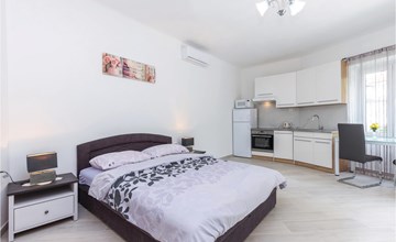Awesome apartment in Novi Vinodolski 2