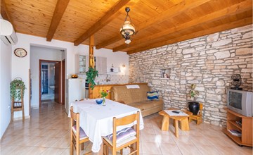 1 bedroom beautiful home in Hrboki 2