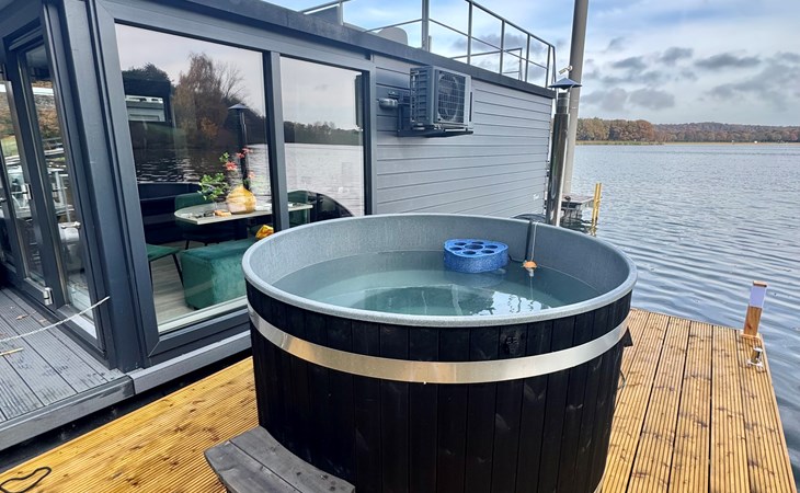 Houseboat Marina Mookerplas 4-6 persoons (met dakterras en hottub) 1