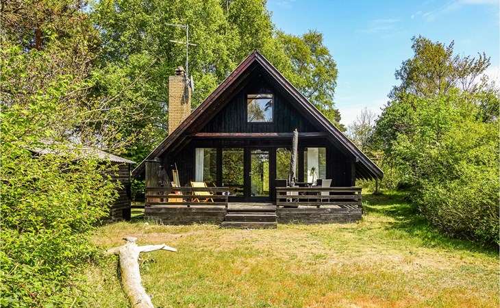 Awesome home in Aakirkeby with WiFi 1