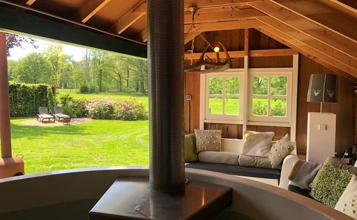 De Kastanje 5-persoons met overdekte lounge en hottub, barrelsauna, stoomsauna, ligbad, sunshower, wifi 1
