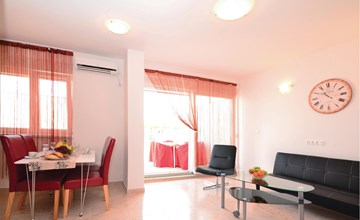 Pet friendly apartment in Nin 3