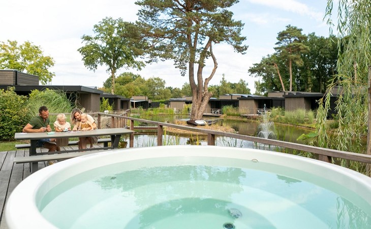 Luxus Lodge mit Hot Tub am Wasser 1