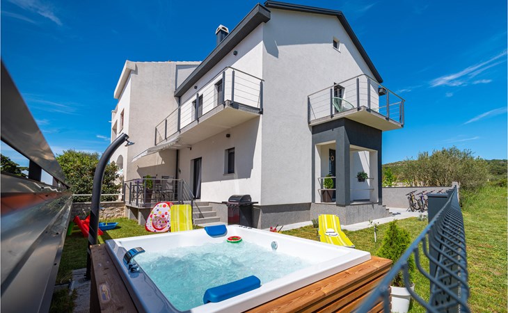 Cozy home in Turanj with jacuzzi 1