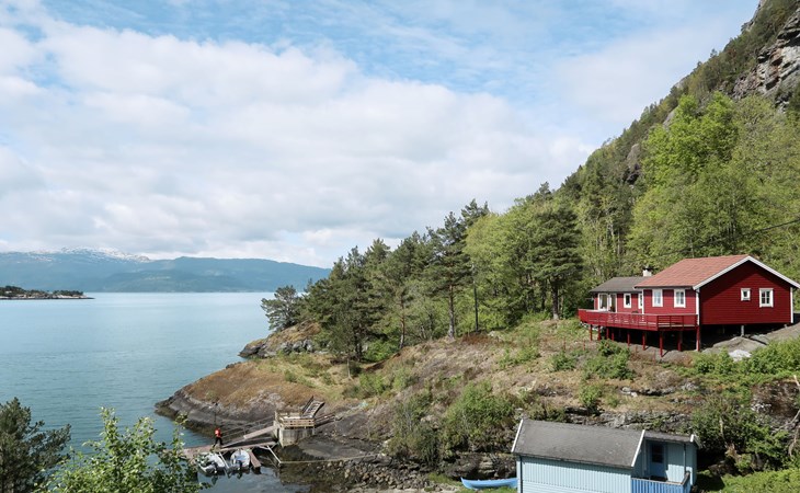 Red Cabin (FJH774) 1