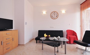 Cozy apartment in NIn with outdoor swimming pool 2