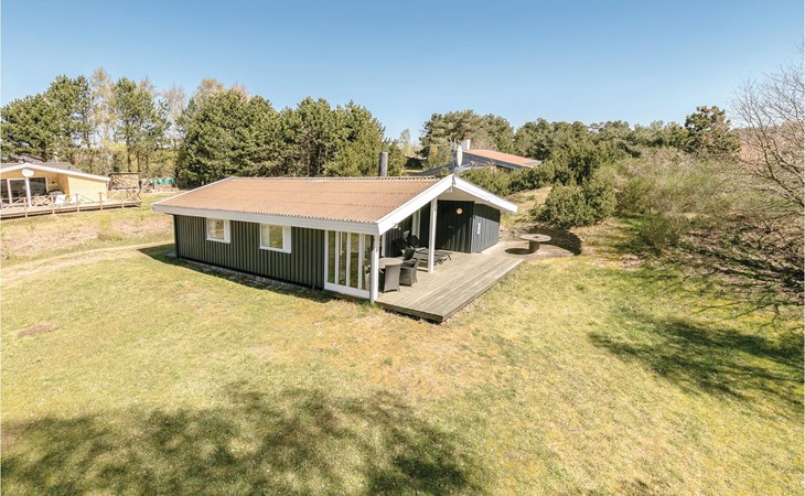 Lovely home in Aakirkeby with kitchen 1