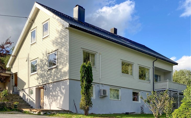 5 bedroom gorgeous home in Hundeidvik 1