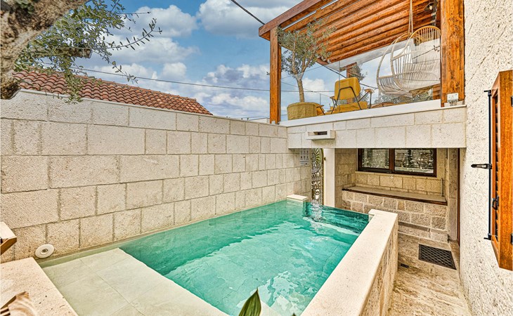 Gorgeous home in Okrug Gornji 1