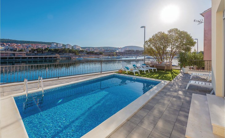 Beautiful home in Sibenik with kitchen 1