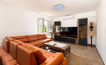 5 bedroom cozy home in Podstrana 3