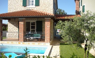 Großzügiges Ferienhaus mit Pool und Sonnenterrasse 2