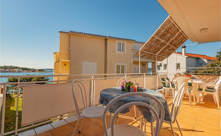 3 bedroom cozy apartment in Brodarica 1