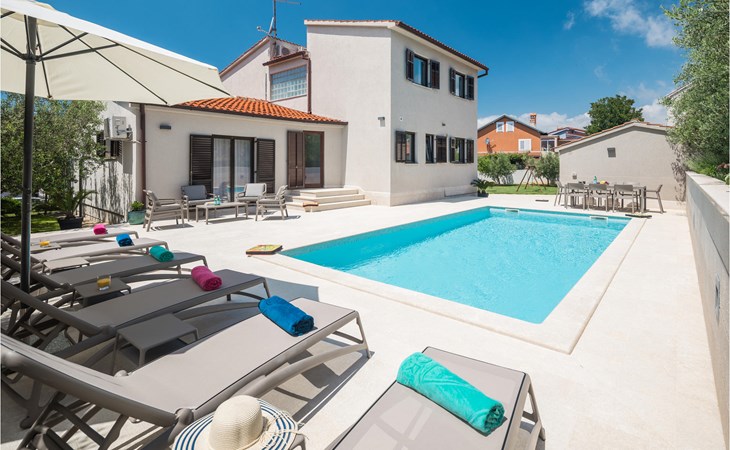 4 bedroom gorgeous apartment in Medulin 1