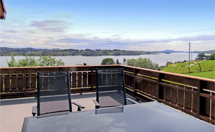 Awesome home in Kolnes 1