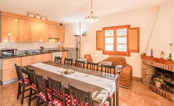 4 bedroom nice home in Riells i Viabrea 2