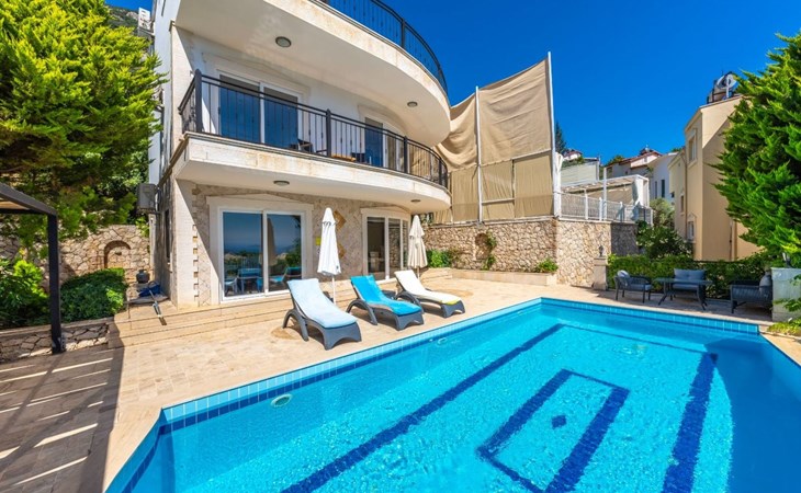 Steinhaus Villa direkt im Zentrum von Kalkan 1