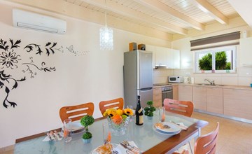 Haus in Kolympia mit Parkplatz und Bergblick 3