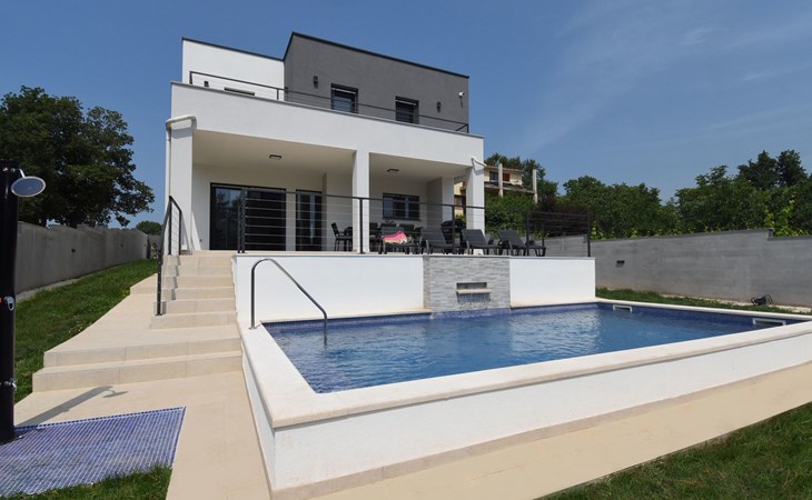 Ferienvilla "Luxury Villa Tara" mit beheiztem Pool 1
