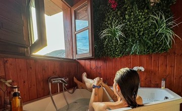 Berghütte mit Terrasse, Kamin und Jacuzzi 2