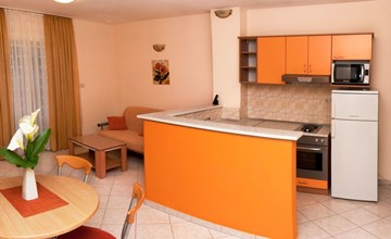 Modern eingerichtete Ferienwohnung orange 2