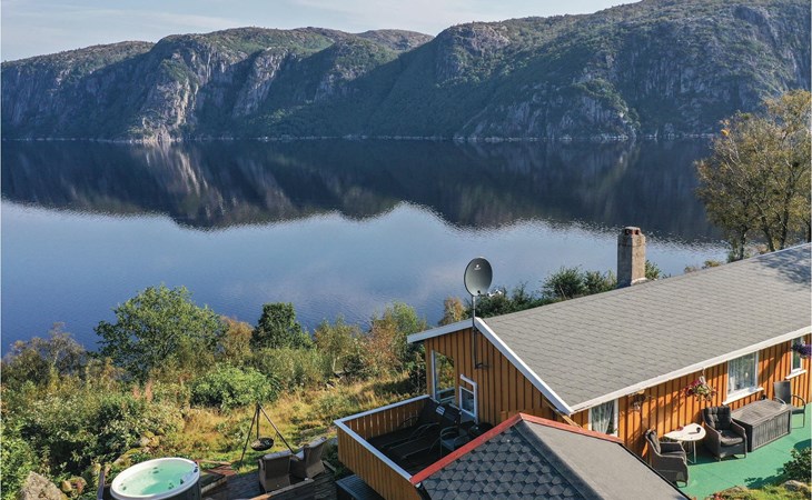 Beautiful home in Farsund with jacuzzi 1