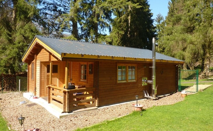 Holz-Blockhaus für vier Personen mit Terrasse 1