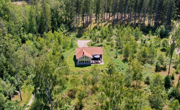 Modernes Haus mit hellem Dekor, mit Blick auf den See 3