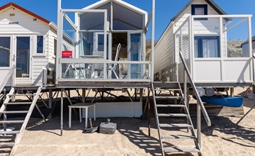 Slaapstrandhuisje óp het strand van Dishoek met zeezicht en terras en plek voor vijf personen I 37 3