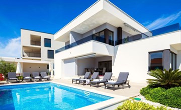 Luxuriöse Villa Dolce Vita direkt am Meer mit privatem Pool und Parkplatz 2