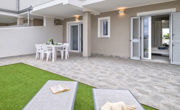 La terrazza sulla piscina 2