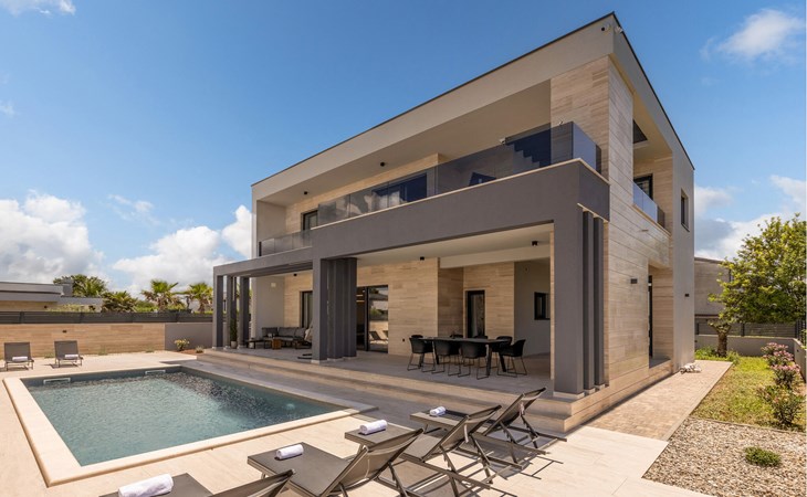 5 bedroom stunNing home in Nin 1