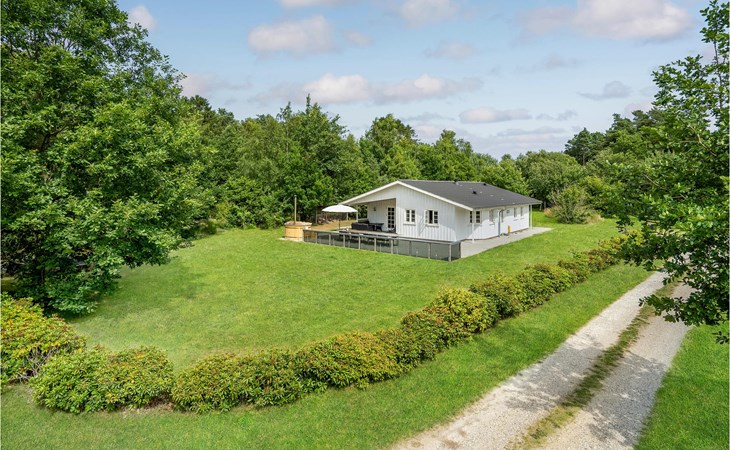 4 bedroom stunning home in Glesborg 1