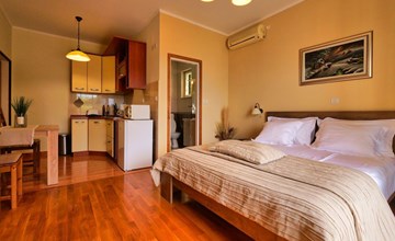 "Helena2" mit Blick auf das Wasser 2