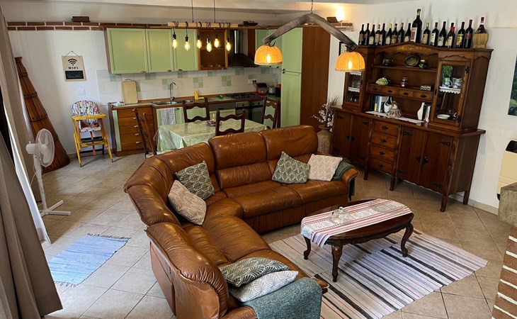 Typisches Bauernhaus mit holzbefeuertem Kamin 1