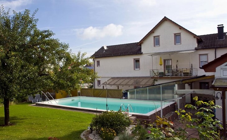 mit Pool und überdachtem Balkon 1