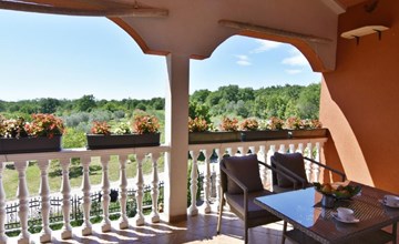 Comfortable 4-person holiday home in Umag (Valizza) 2